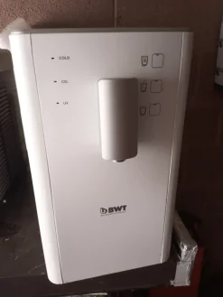 Dispositivo trattamento acqua refrigerata e frizzante