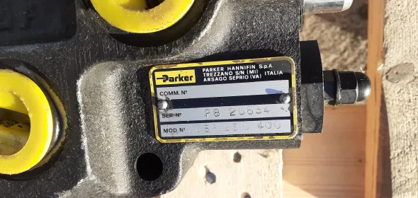 DISTRIBUTORE IDRAULICO PARKER