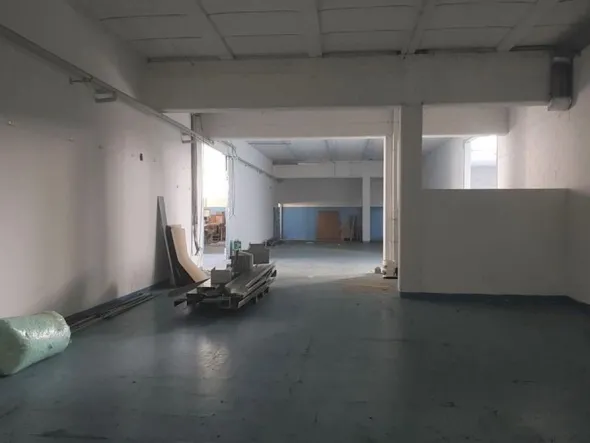 #7969 Due laboratori industriali con posti auto