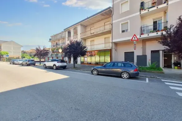 #21499 Due locali commerciali al piano terra