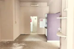 #2536969 Due negozi con vetrine in condominio