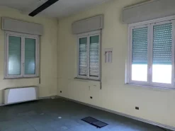 #2537940 Due uffici con ampio piazzale comune