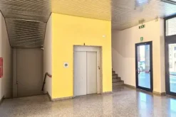 #2536689 Due uffici e tre box auto in edificio pluriuso