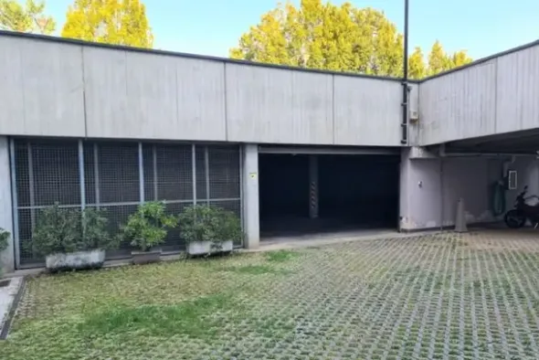 #21162 Due uffici piano secondo e posti auto coperti