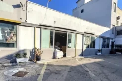 #2537573 Edificio artigianale con alloggi e cortili privati