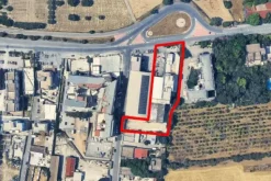#2537573 Edificio artigianale con alloggi e cortili privati