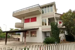 #2639921 Edificio artigianale con uffici e cortile esclusivo