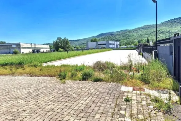 #2522004 Edificio artigianale con uffici e area edificabile