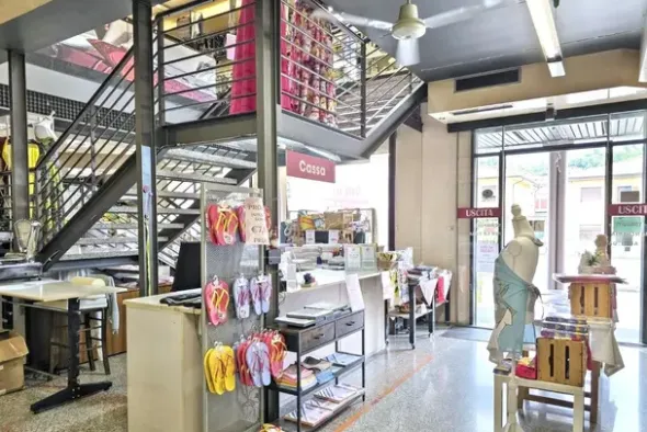 #2537065 Edificio commerciale e azienda di tessuti