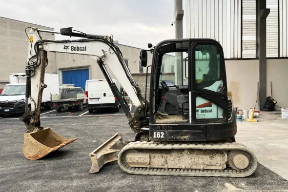 ESCAVATORE CINGOLATO BOBCAT E62