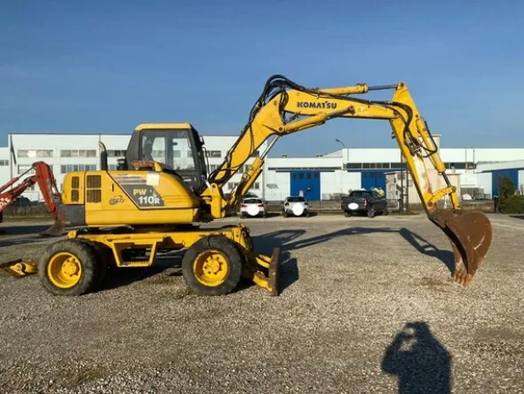 1#5845 Escavatore gommato Komatsu