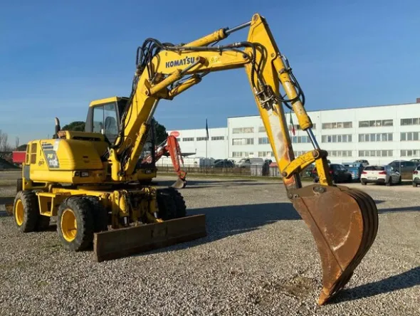 1#5845 Escavatore gommato Komatsu