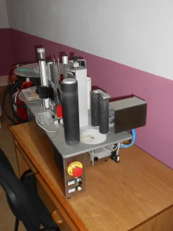 etichettatrice semi-automatica