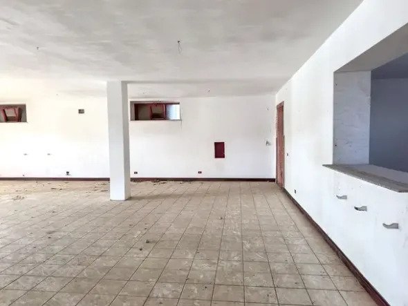#2536936 Fabbricato commerciale su quattro livelli