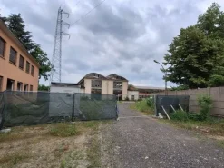 #24401 Fabbricato con ampia area esterna a Novara