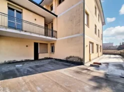 #23005 Fabbricato con unità direzionali, commerciali e residenziali