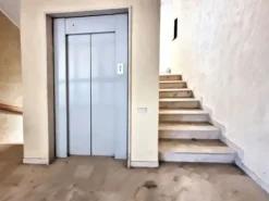 #23005 Fabbricato con unità direzionali, commerciali e residenziali