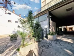 #23005 Fabbricato con unità direzionali, commerciali e residenziali