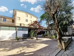 #23005 Fabbricato con unità direzionali, commerciali e residenziali