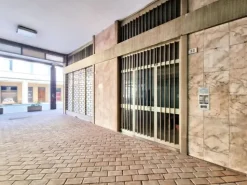 #23005 Fabbricato con unità direzionali, commerciali e residenziali