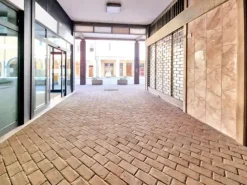 #23005 Fabbricato con unità direzionali, commerciali e residenziali