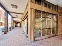 #23005 Fabbricato con unità direzionali, commerciali e residenziali