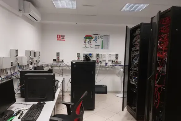 #20780 Fabbricato direzionale con cortile privato