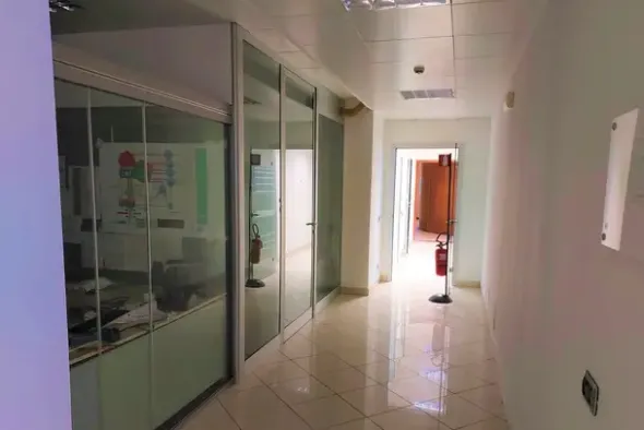 #20780 Fabbricato direzionale con cortile privato