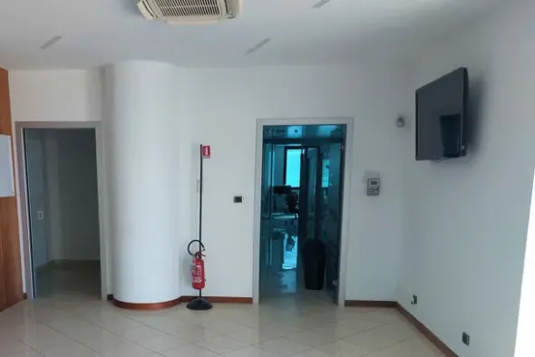 #20780 Fabbricato direzionale con cortile privato