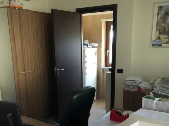 #25012 Fabbricato direzionale di tre piani