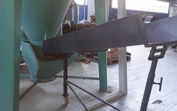 FEEDING SLIDE for vertical mixers