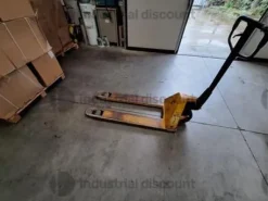 12#8867 Filati di vari colori, carrello elevatore Still ed autocarro Iveco