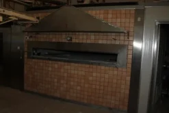 43#3961 Forno a legna in muratura con bruciatore e attrezzatura