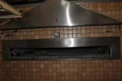 43#3961 Forno a legna in muratura con bruciatore e attrezzatura
