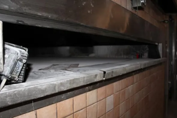 43#3961 Forno a legna in muratura con bruciatore e attrezzatura