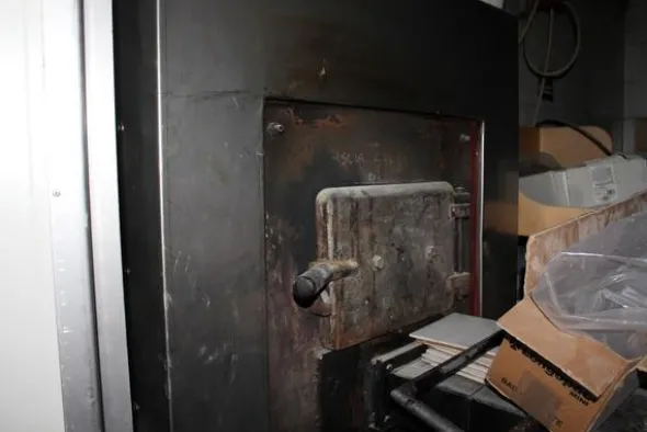 43#3961 Forno a legna in muratura con bruciatore e attrezzatura