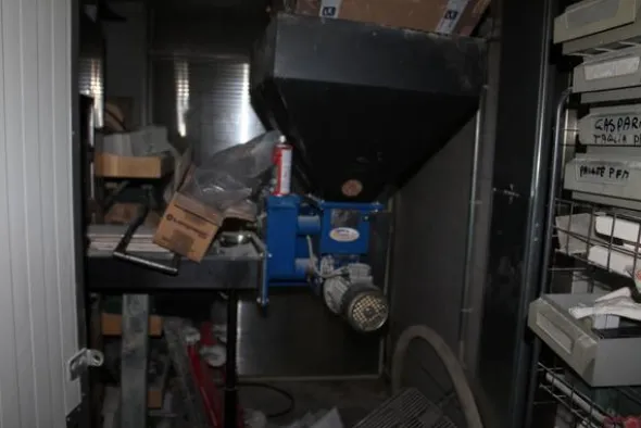 43#3961 Forno a legna in muratura con bruciatore e attrezzatura