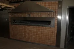 43#4902 Forno a legna in muratura con bruciatore e attrezzatura