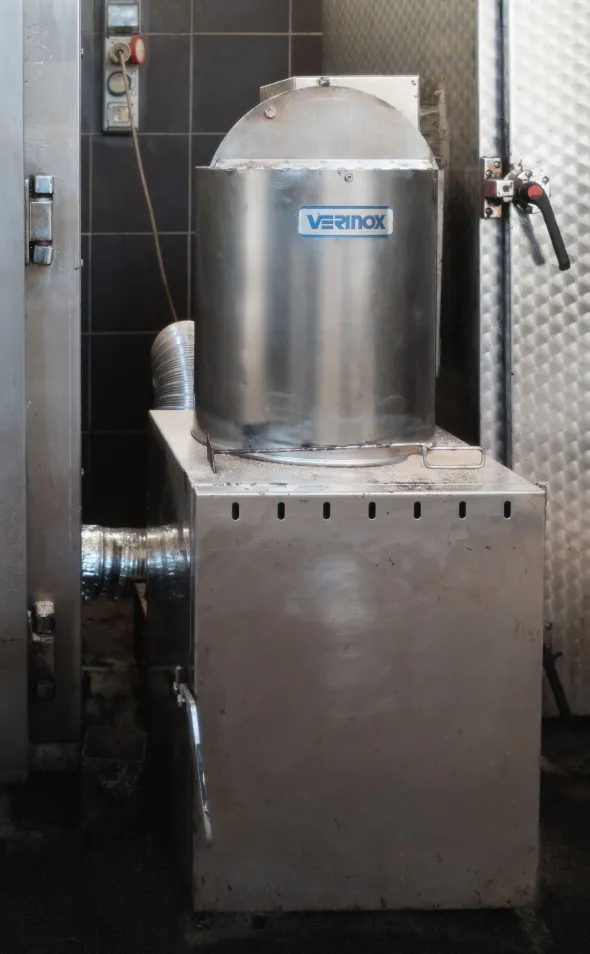 Forno per affumicatura alimentare con trucioli di legno