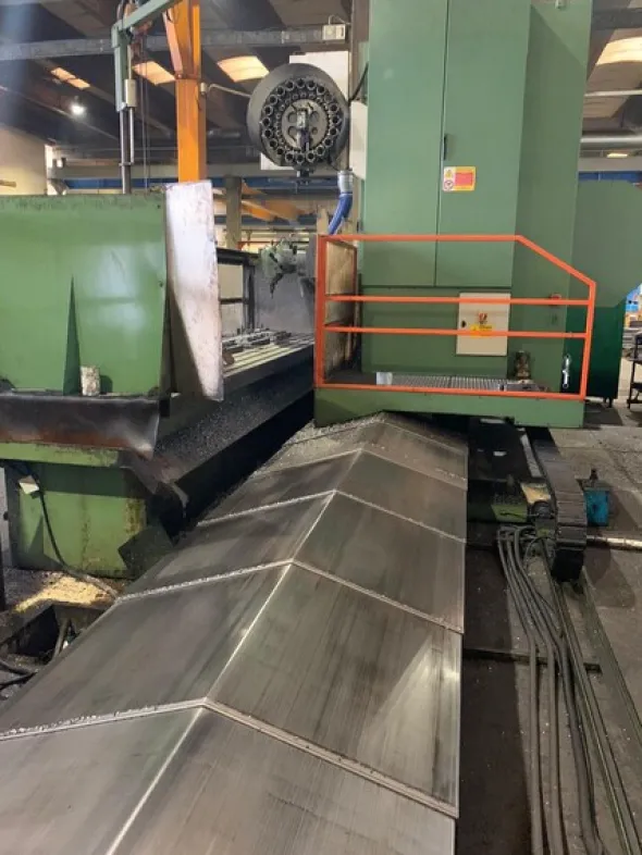 9#8345 Fresatrice cnc a montante mobile con testa birotativa manuale