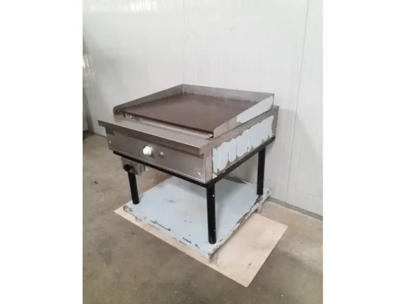 Fry-top elettrico con vano e base d'appoggio