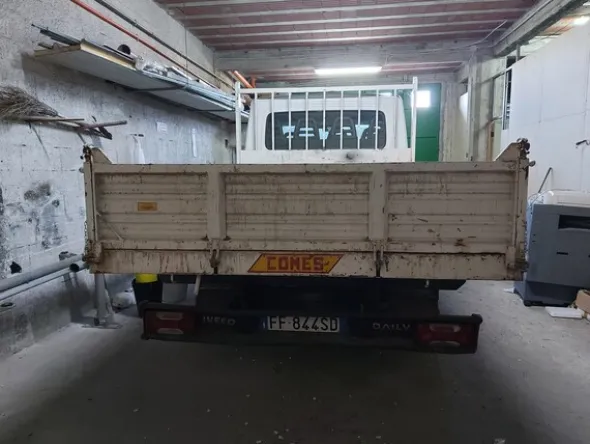 3#8017 Furgone cassonato Iveco