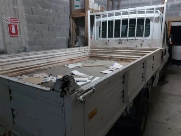 2#8017 Furgone cassonato Iveco