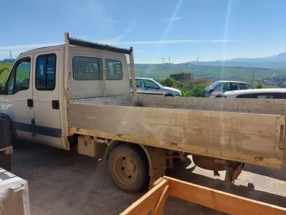 1#8118 Furgone con cassone a sponde Iveco Daily 35C13