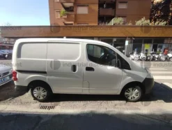 2#9468 Furgone Renault con sponda posteriore e Furgone Nissan
