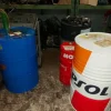 7#8036 Fusti vari contenenti olio motore