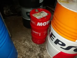 7#8036 Fusti vari contenenti olio motore