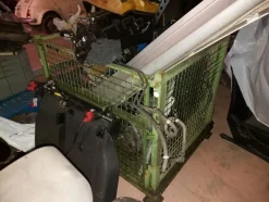 1#8036 Gabbie e scaffalature contenenti ricambi e materiale usato
