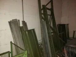 1#8036 Gabbie e scaffalature contenenti ricambi e materiale usato