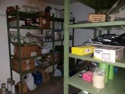 1#8036 Gabbie e scaffalature contenenti ricambi e materiale usato